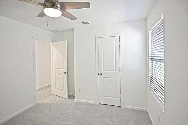 Building Photo - 1601 Tiptop Mdw