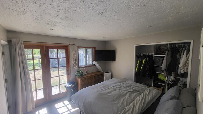 Building Photo - 4 bedroom 3 bath horse property- 6 acres i...