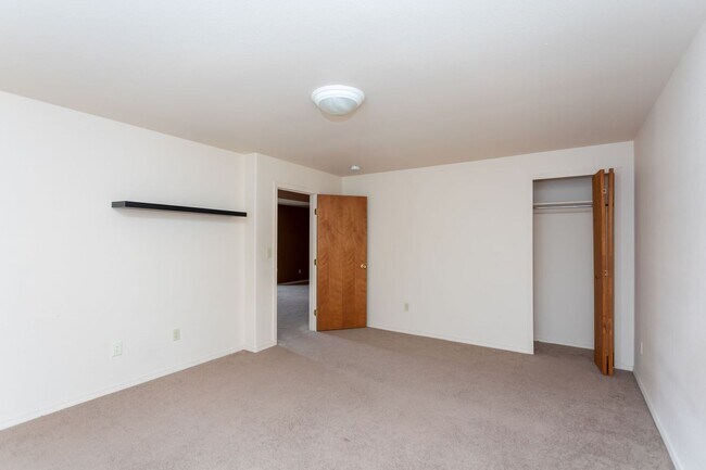 Building Photo - 1130 Pond Side Dr