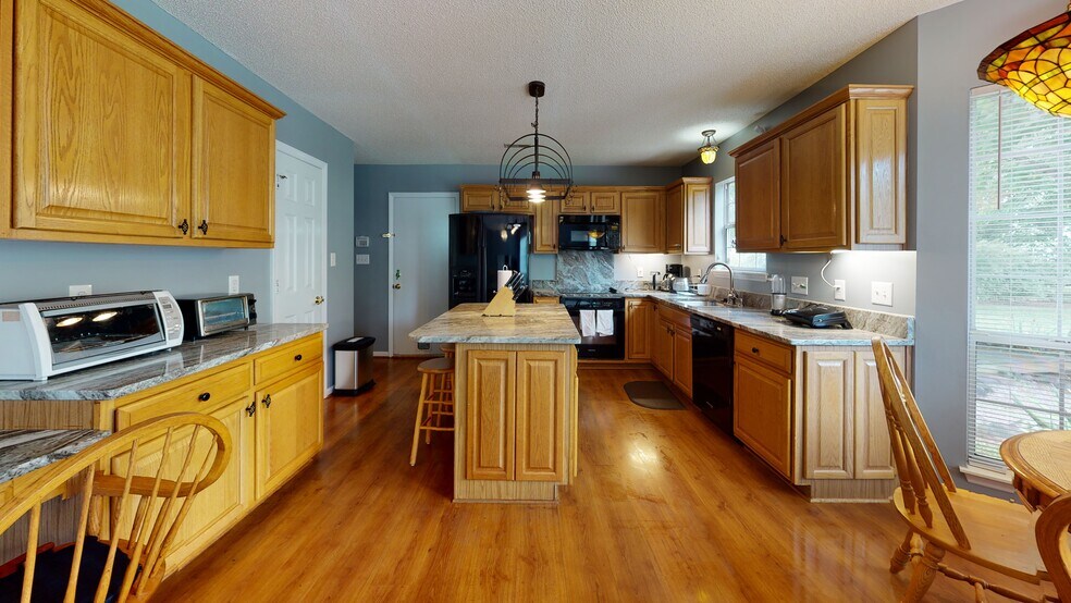 Kitchen island in large kitchen - 13500 Walkers Creek Dr