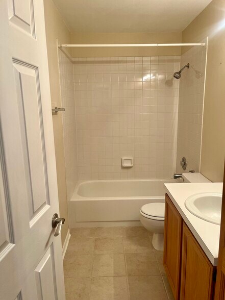 Building Photo - 1123 Bristol Ct