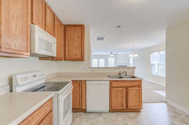 Building Photo - 3 Bedroom Townhouse in Wakefield with 1 Ca...