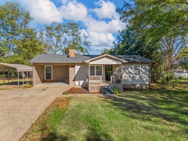 Building Photo - 2-Bedroom Furnished Home with Large Lot in...
