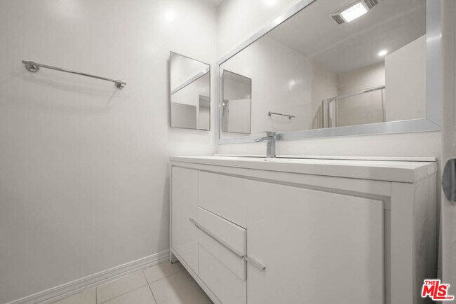 Building Photo - 423 Rexford Dr