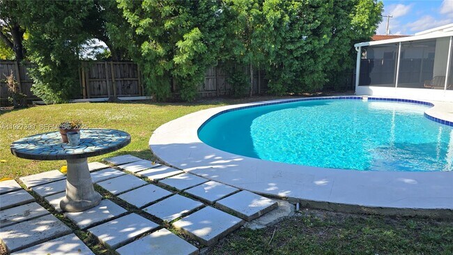 Building Photo - 6550 SW 26th St