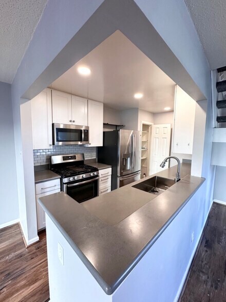 Building Photo - 713 Quesnel Dr