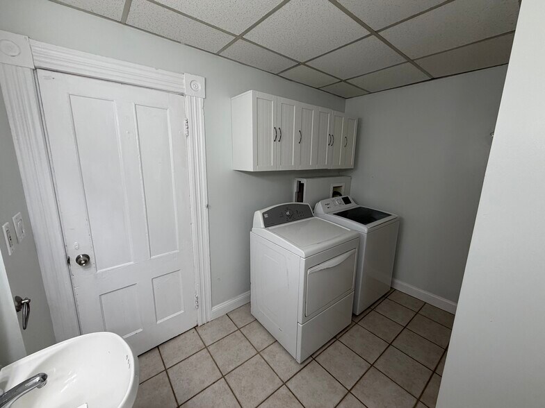 Building Photo - 478 Hevey St