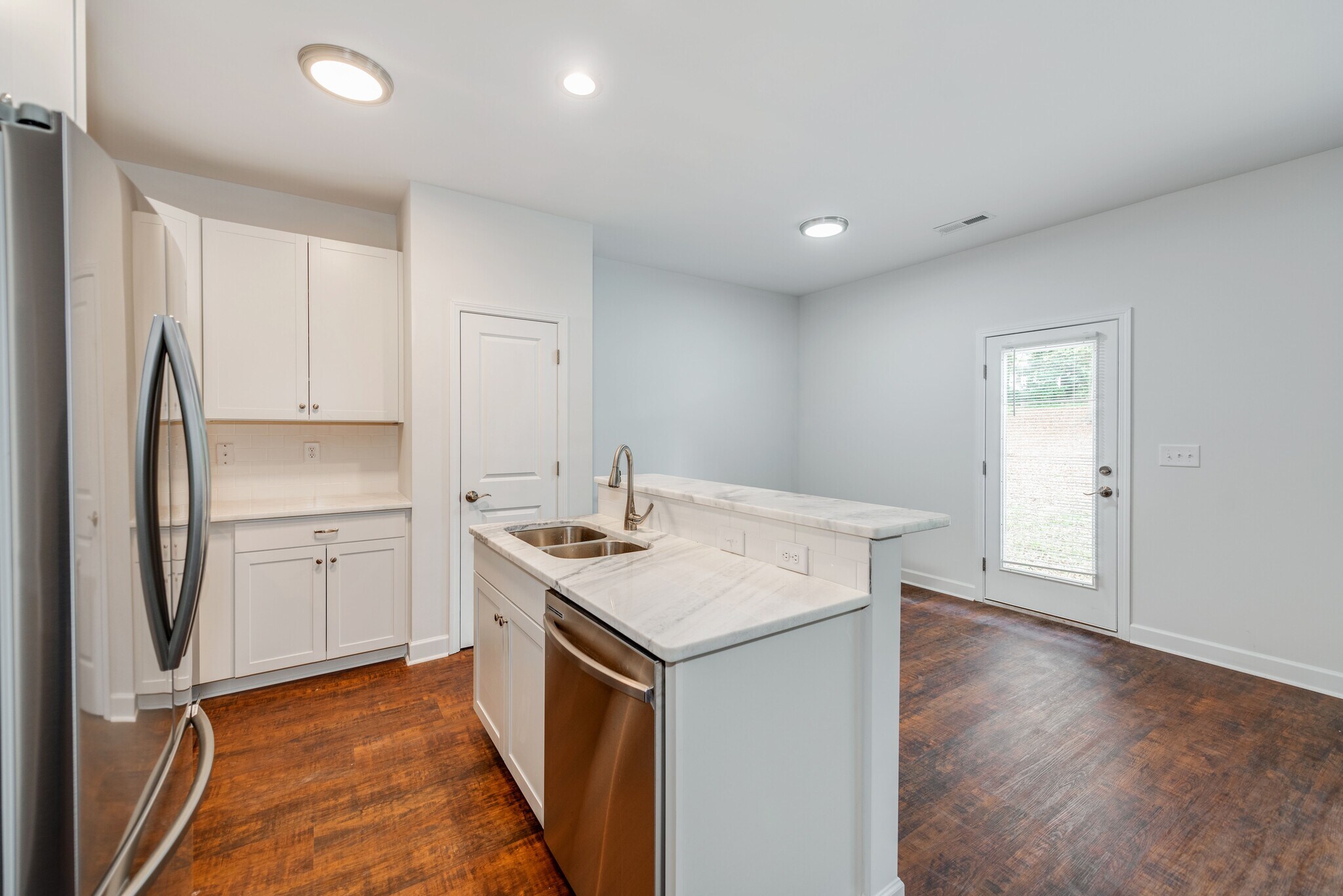 Building Photo - 922 W Davidson Ave