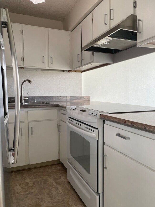 Building Photo - 4 Months of Discounted Rent! Sunny, 8th Flr Unit in Boutique Building with Gorgeous Views from Sp...