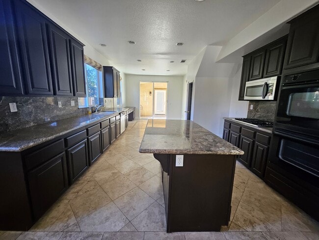 Building Photo - Executive home in South Corona!