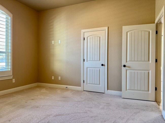 Building Photo - House For Rent