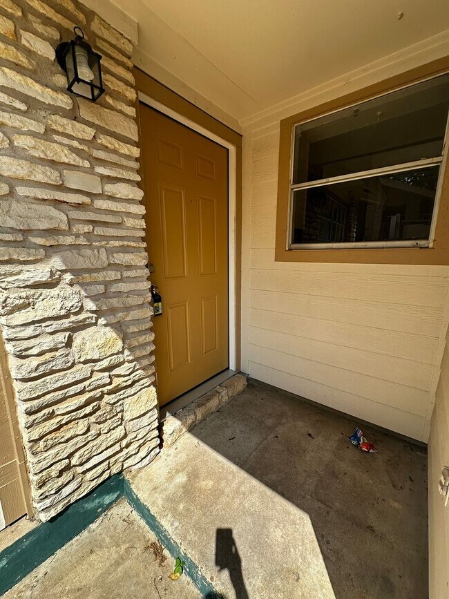 Building Photo - 2202 Donahue Ln