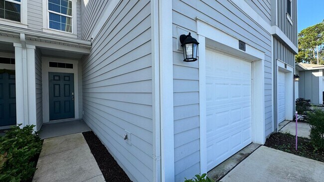 Building Photo - St. Johns County Townhome || Screened in Lanai || Resort Style Amenities