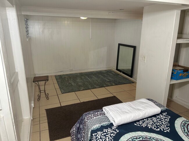 Building Photo - 1733 Hoe St