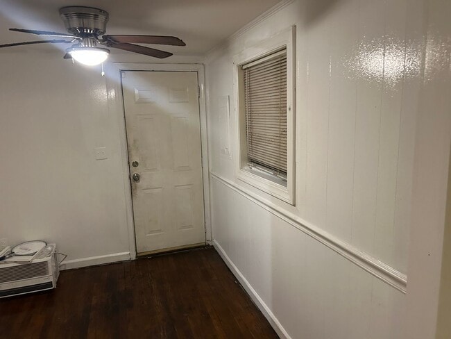 Building Photo - 2 Bed, 1 Bath Home