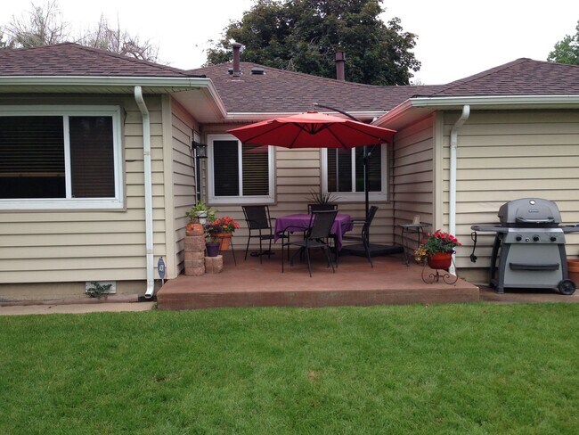 Building Photo - Evolve Real Estate: Available 6/6/2026! Quaint 3 Bedroom Ranch with Huge Yard in University Hills...