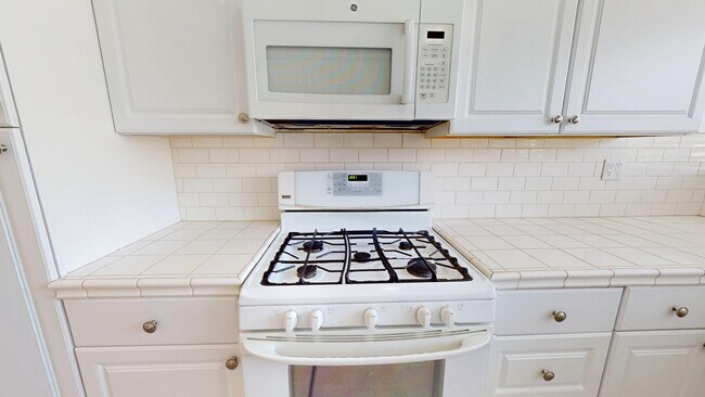 Building Photo - Spacious & Updated 2-Bedroom Unit in Studi...