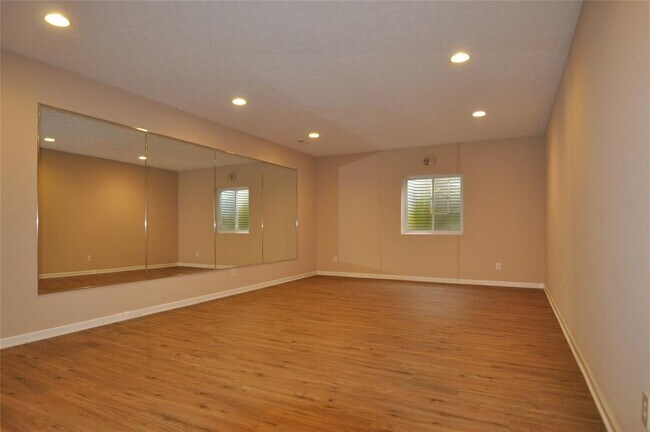 Building Photo - 2556 Diamond Lake Dr
