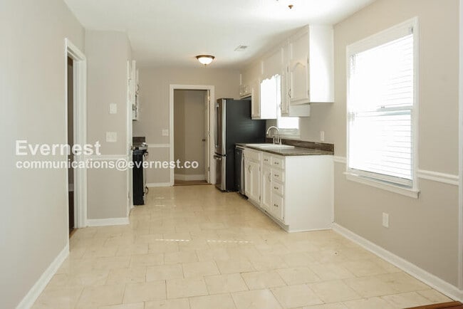 Building Photo - Limited Time Special Offer / 4 Bed, 3 Bath Home with Fenced Yard / Pet-Friendly / Vouchers Accept...