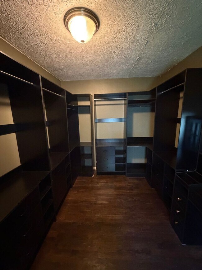 Building Photo - Secluded & Charming 3BR/1BA in Lansing — Section 8 Approved
