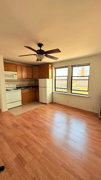 Building Photo - 3933 N Clarendon Ave