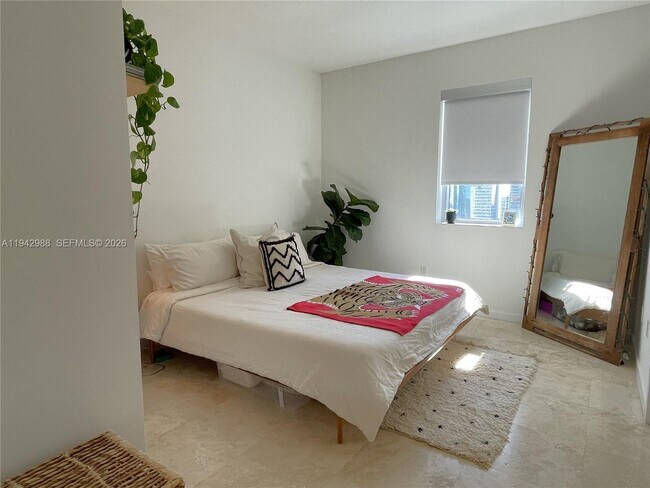 Building Photo - 1060 Brickell Ave