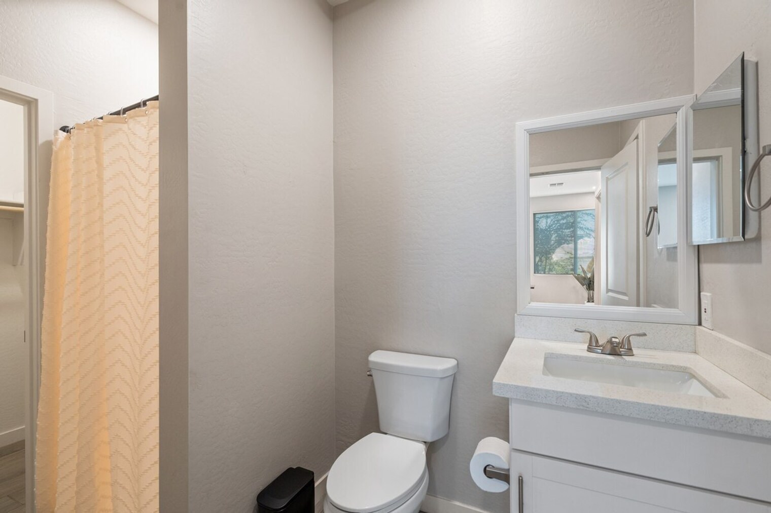 Building Photo - 6606 W Paradise Ln