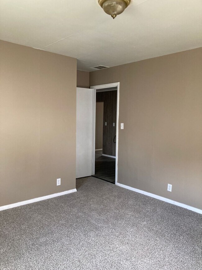 Building Photo - Newly remodeled 3 bedroom