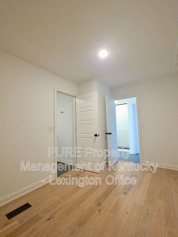 Building Photo - 728 Shaker Dr