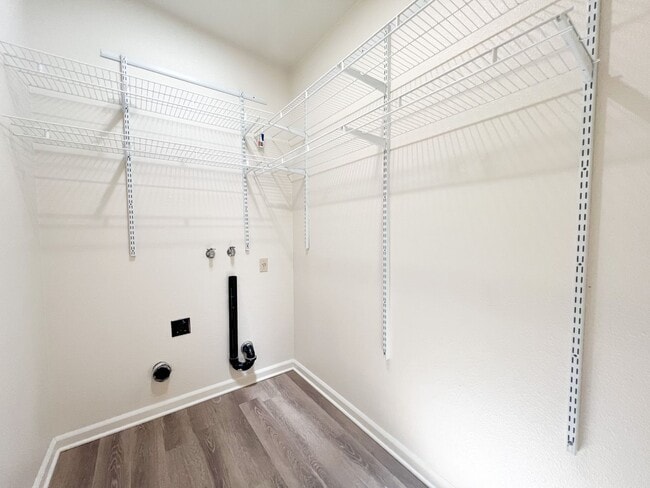 Building Photo - Spacious 3 Bed 2 Bath Home