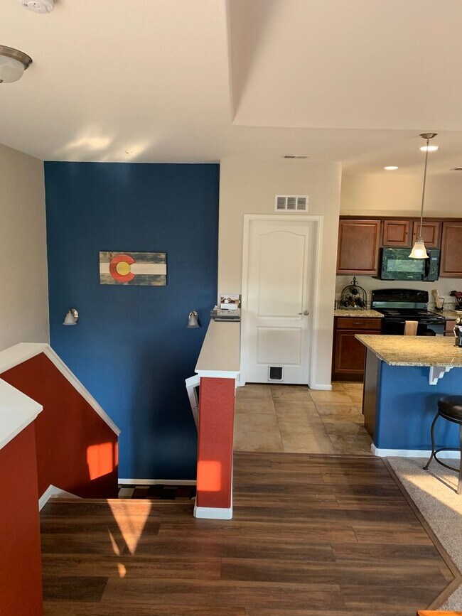 Building Photo - Sun filled top floor condo!