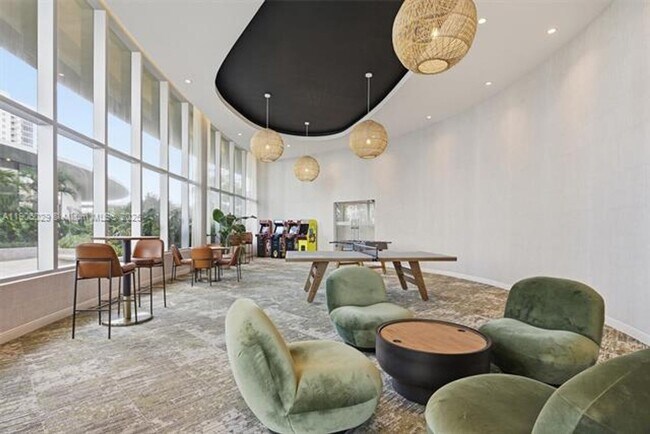 Building Photo - 700 NE 24th St