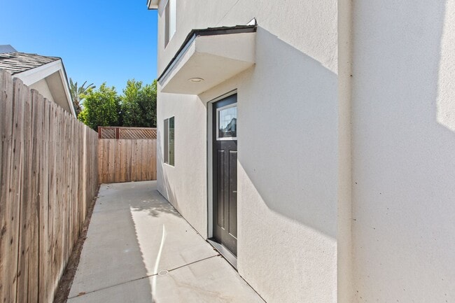 Building Photo - Private balcony + private patio!