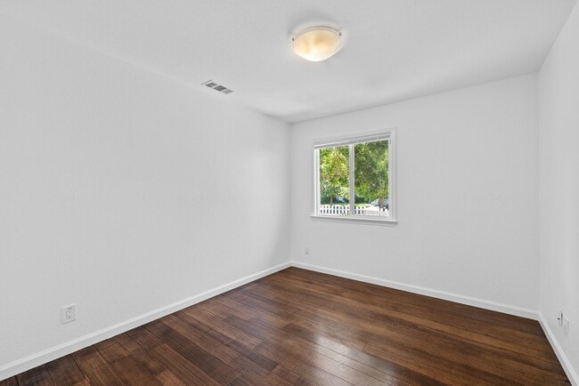 Building Photo - Updated 4 Bedroom 2 Bath North Napa Home
