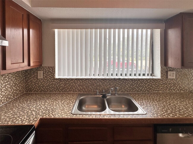 Building Photo - 2580 Coral Springs Dr