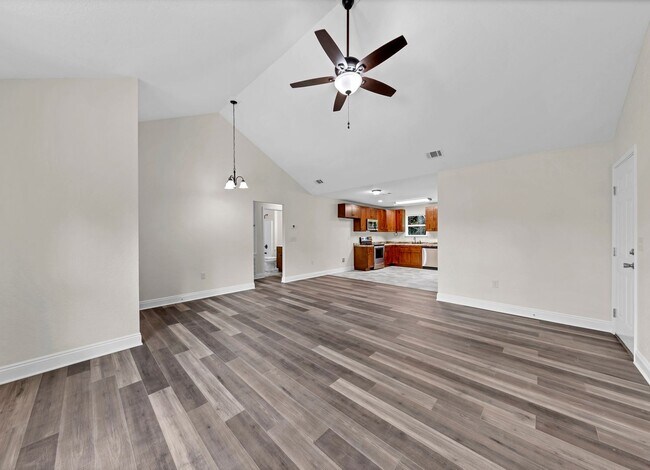 Building Photo - MOVE IN SPECIAL 1/2 off 1st months rent!!!!