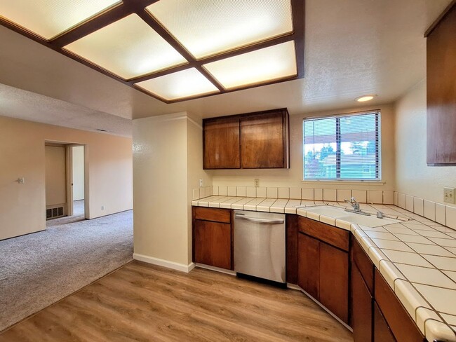 Building Photo - Spacious Second Floor 1bd Condo With Laundry In Unit, Pool, Balcony, & Carport!