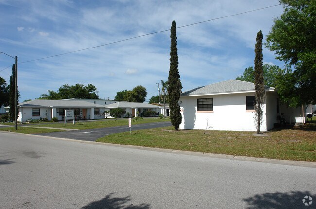 Building Photo - 304-308 S Saturn Ave