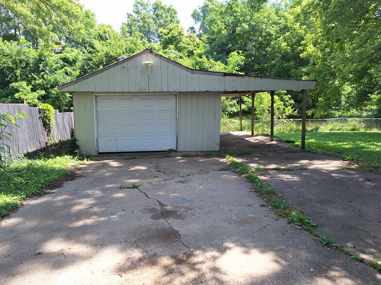 garage - 7005 John Adams Way