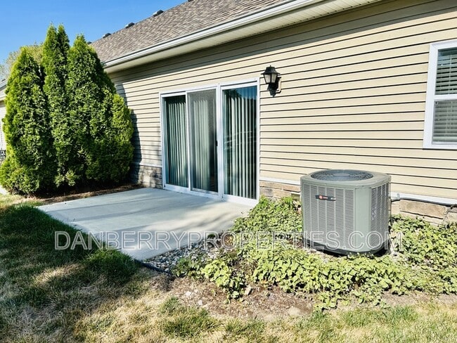 Building Photo - 1477 River Park Ln