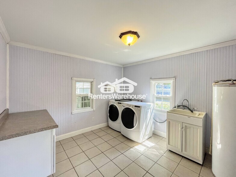 Building Photo - 824 Lesner Ave