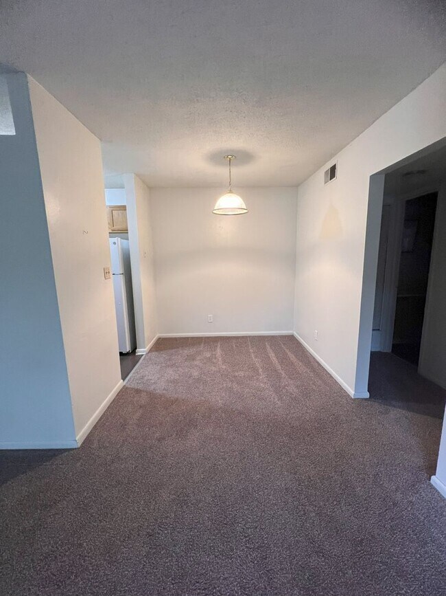 Building Photo - 2 Bedroom 1 Bath Balcony Apartment Available