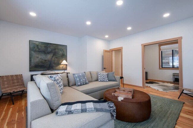 Building Photo - 3402 Alta Vista Dr