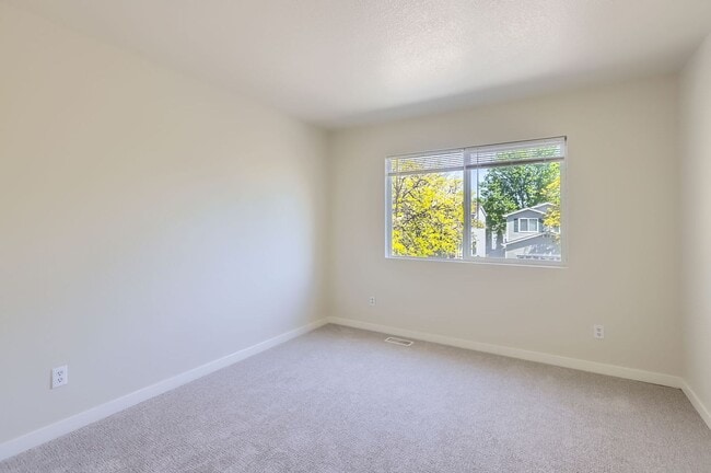 Building Photo - Gorgeous 4 Bed 2.5 Bath Home in Wolf Creek!