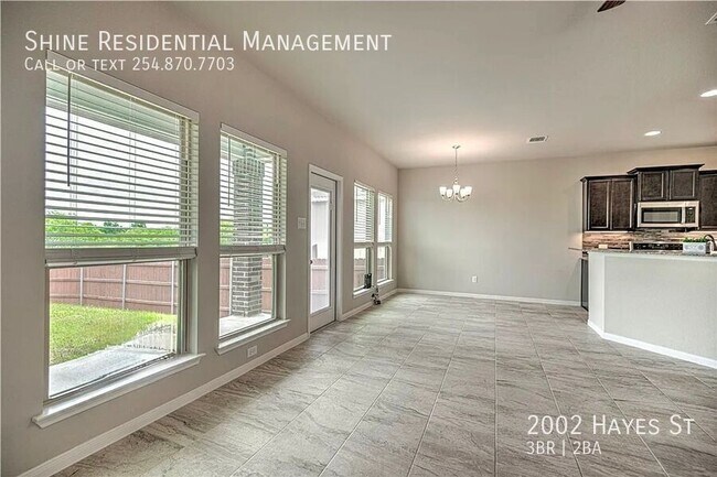 Building Photo - 2002 Hayes St