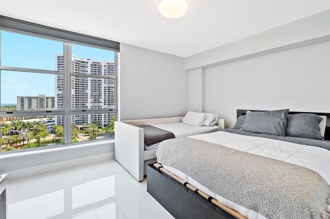 Building Photo - 3600 Mystic Pointe Dr