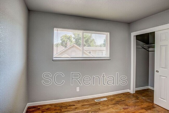 Building Photo - 526 S Howes St