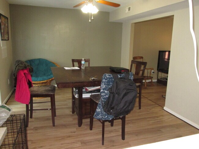 Building Photo - Lovely 3 bedroom, 2.5 bathroom Mechanicsvi...