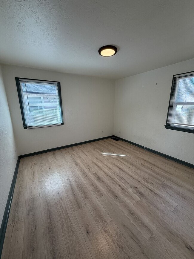 Building Photo - Newly remodeled one bedroom apartment