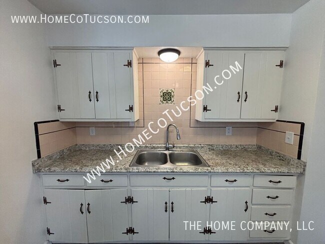 Building Photo - 833 W Jacinto St